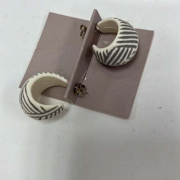 New in box Vintage 1988 earrings surgical steel posts. Sirocco hoops. - Picture 3 of 3